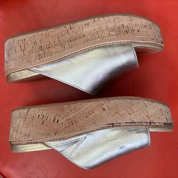 EUC Fitflop gold platform sandals - Picture 3 of 7